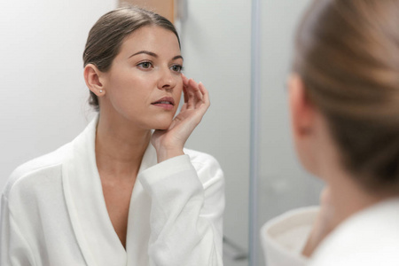 女性照镜子图片