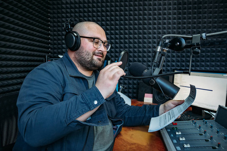 电台主持人图片