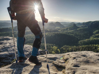 腿固定的人借助前臂拐杖迈步.照片