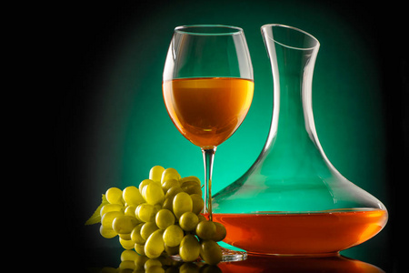 琥珀色葡萄酒在玻璃杯和醒酒器中照片