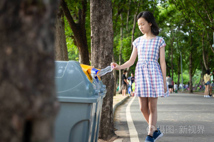 捡垃圾的小女孩图片图片