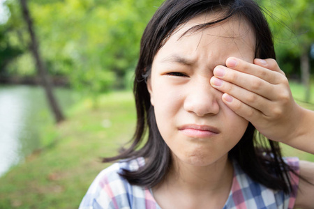 手捂住眼睛图片