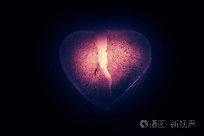 冰冻成半心形象征着一个明亮的红色特写镜头在黑暗中