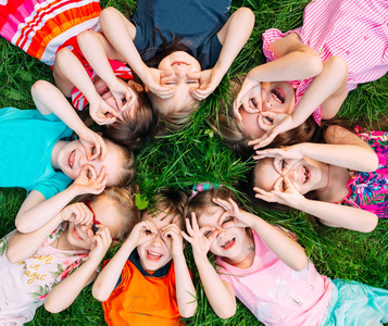 一群孩子们图片