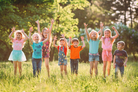 一群朋友一起在草地上快乐地奔跑和跳跃.照片