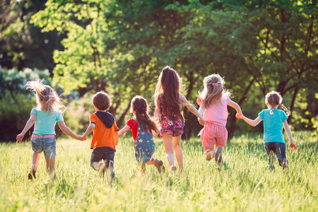 阳光孩子奔跑图片