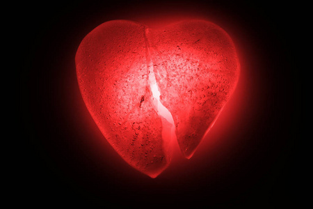 冰冻成半心形象征着一个明亮的红色特写镜头在黑暗中发光.