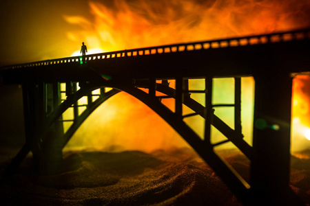 站在桥上的人的轮廓.照片