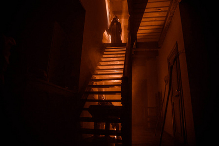 幽暗的地牢石阶在古老的城堡和灯光.照片