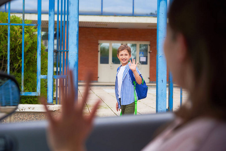 男孩在早上,去上学.照片