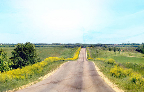 田野间一条长长的路的照片照片