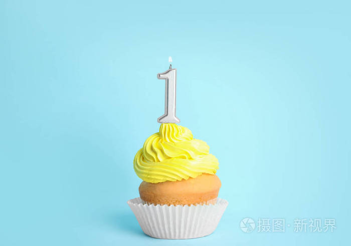 蓝色背景上有1号蜡烛的生日纸杯蛋糕
