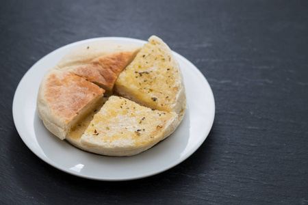 典型的葡萄牙面包madeira bolo do caco照片