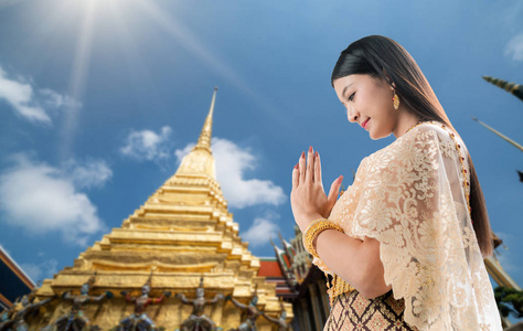 曼谷翡翠佛寺的泰国妇女图片