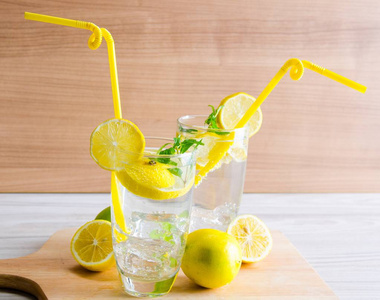 加柠檬和吸管的莫吉托杯图片