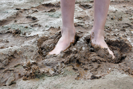 情绪活跃夏天男孩在河岸上玩泥巴.活跃儿童医院照片