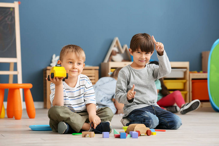 可爱的小孩子在幼儿园玩耍图片