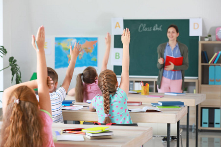 小学生举手可爱的小学生上课时举手照片