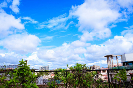 现代城市的天际线平坦的全景背景,白天天空中漂浮着微云.照片