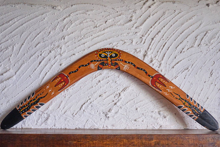 弯曲的纪念品木飞镖特写.室内装饰照片