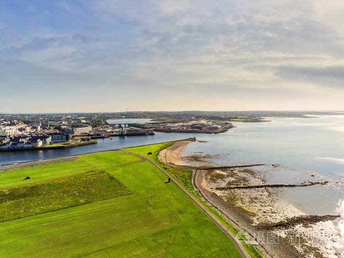 高威港鸟瞰科里布河流入大西洋晴朗温暖的一天多云的天空爱尔兰鸟瞰