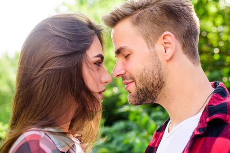 浪漫约会的概念.漂亮的人.一起快乐.相爱的情侣.享受亲密.抱着亲爱的.