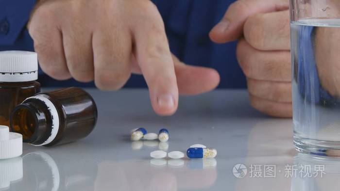 受苦的人从桌子上吃药治疗