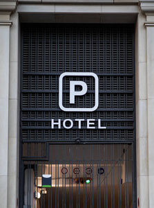 旅馆的汽车照明停车标志图片