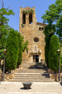 卡特洛尼亚小村庄的教堂图片