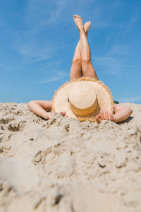 躺在沙滩上的女人交叉双腿度假图片