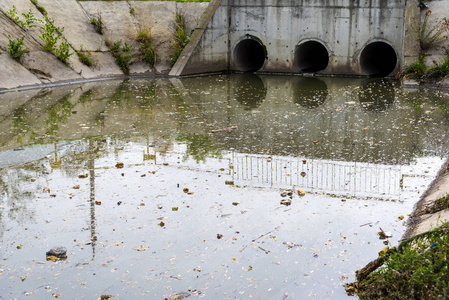 是一个社区的产物的废水或生活废水或城市污水照片