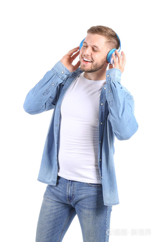 在白色背景下听音乐的帅哥