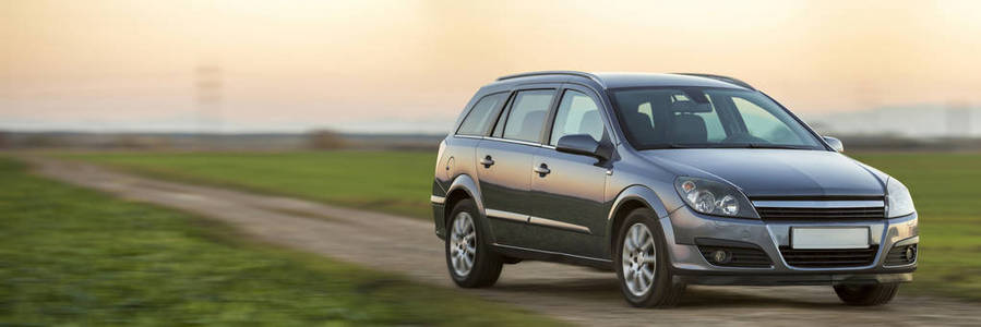 在草地上的车轮图片