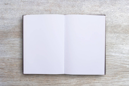 空白日记本,记事本或笔记本,背景为棕色木质桌子.照片
