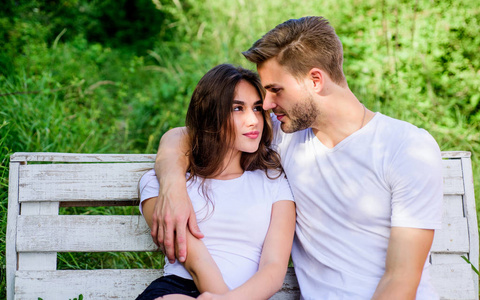 爱情和浪漫的概念.恋人拥抱.相爱的情侣坐在长椅上.暑假.家庭周末.