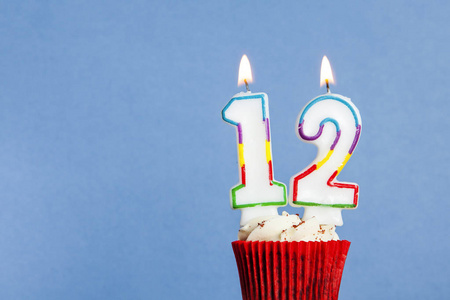 12岁生日快乐金色背景.三维渲染12岁生日派对庆祝气球,彩旗和礼品盒.