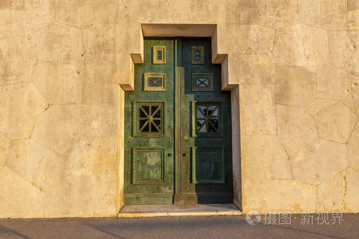 街上的一扇旧门