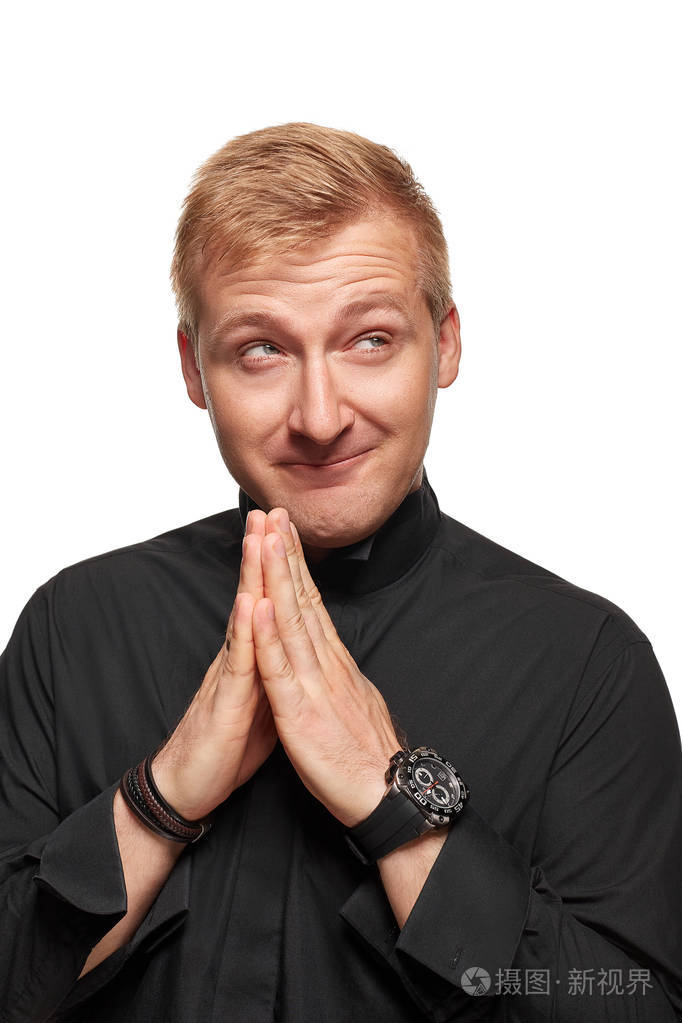 微笑的年轻人双手合十狡猾的帅哥计划白色背景的独立正面视图
