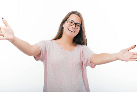 手势概念,帅哥女孩,张开双手,准备拥抱哟照片