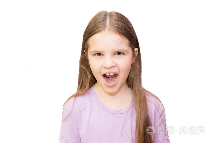 小女孩用邪恶的眼神喊道它是孤立的白色背景