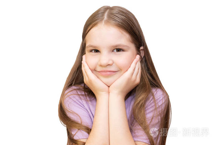 小女孩用手掌撑起下巴微笑着它是孤立的白色背景
