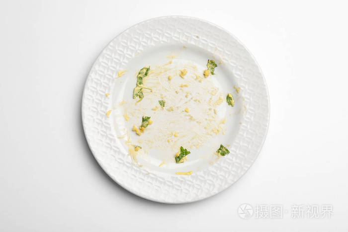 白色背景的脏盘子和剩菜俯视图