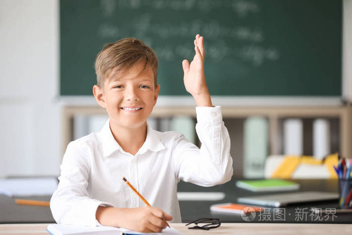 可爱的小学生上课时举手