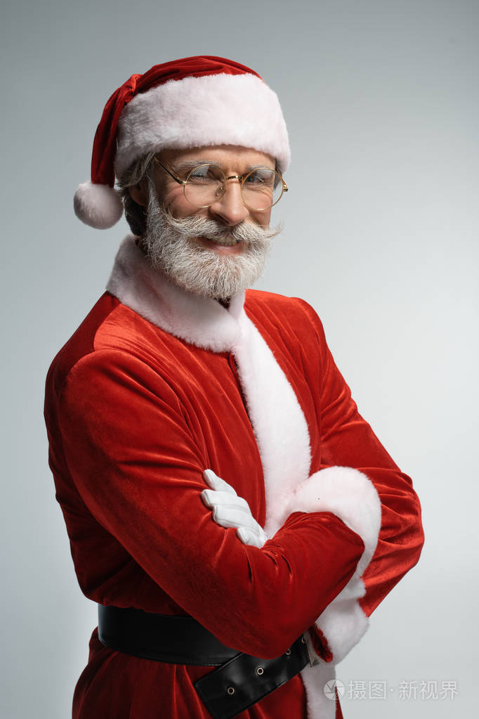 圣诞老人双手交叉放在胸前