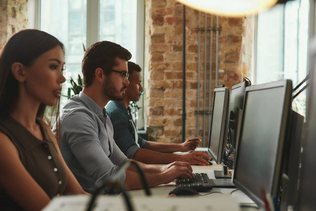 办公室的日常工作图片