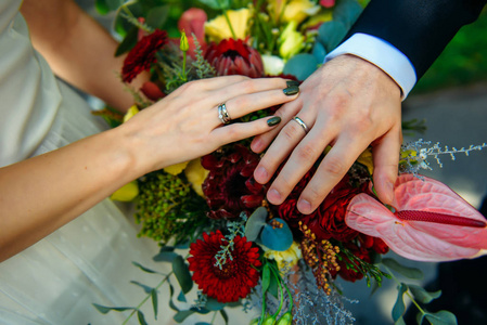 结婚戒指特写牵手与结婚戒指情侣手牵手的特写镜头