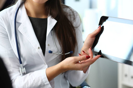 医疗讲解美女女医生讲解照片