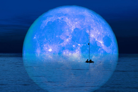 近满月满月映天,人影鱼儿照片