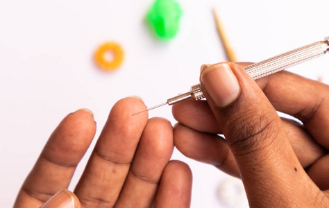 针炙疗法或穴位按压疗法,在孤立的背景下用sujok注射器将针头插入手指