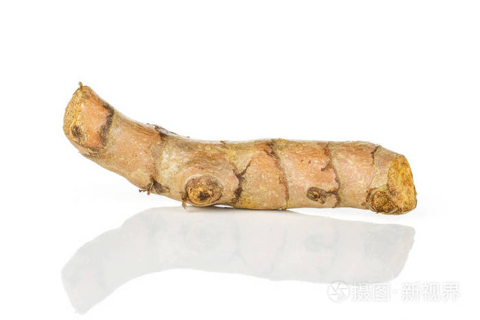 在白色上分离的明亮的姜黄根状茎